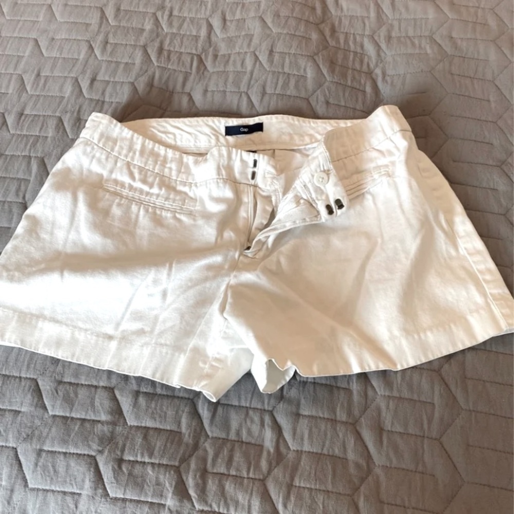 White Gap shorts